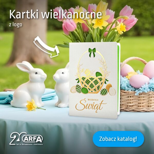 kartka wielkanocna na stoliko z koszykiem jajek w ogrodzie